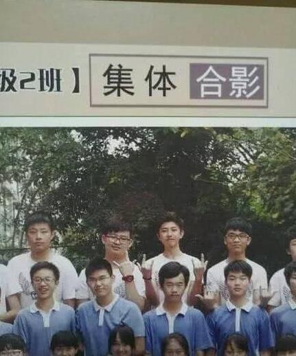 蔡徐坤上學(xué)照片曝光，到底有沒有整容一目了然了