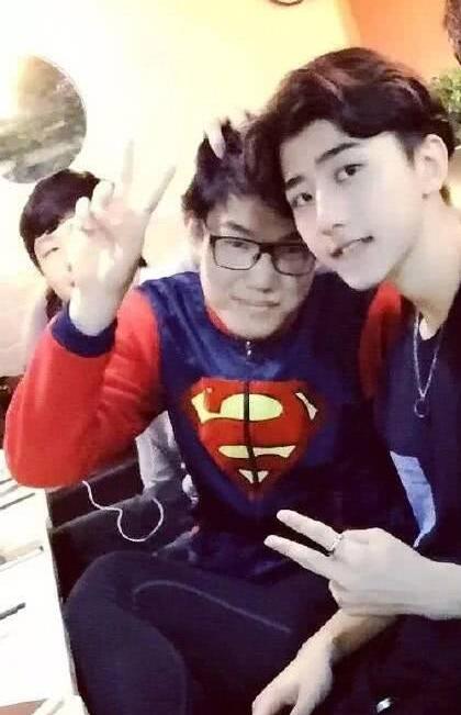 蔡徐坤上學(xué)照片曝光，到底有沒有整容一目了然了