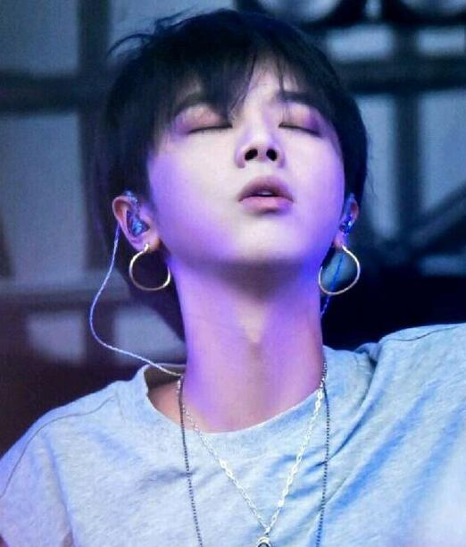 華晨宇整容前后照片 華晨宇做了下頜角整形？