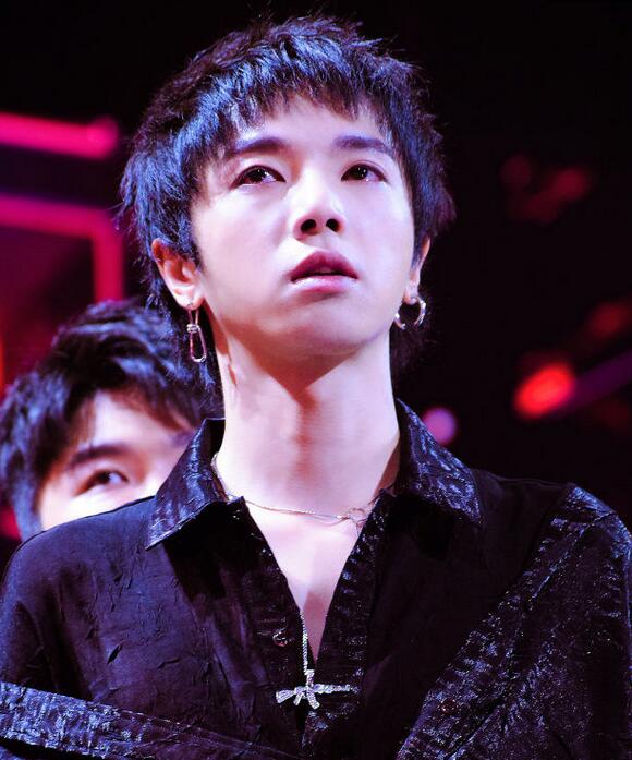 華晨宇整容前后照片 華晨宇做了下頜角整形？