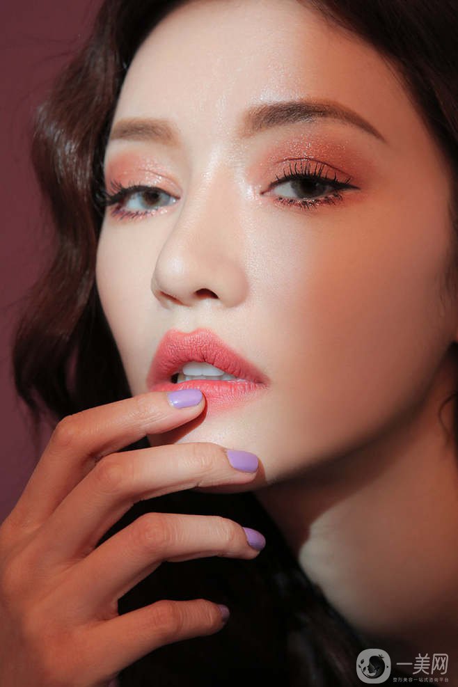 關(guān)于眼睛眼皮的單雙問(wèn)題，真的是審美各異了，有的人覺(jué)得單眼皮會(huì)顯得更有個(gè)性，而雙眼皮會(huì)覺(jué)得萌萌噠，但在大多數(shù)人的眼里，還是覺(jué)得雙眼皮的眼睛更能放電，更好看有魅力，所以雙眼皮手術(shù)做的也越來(lái)越多，*常見(jiàn)的就是*割雙眼皮手術(shù)了，*迫切的問(wèn)題，*割雙眼皮的價(jià)格要多少錢(qián)呢?