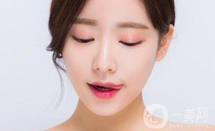 假體隆鼻的調(diào)節(jié)費用 假體隆鼻*果怎么樣