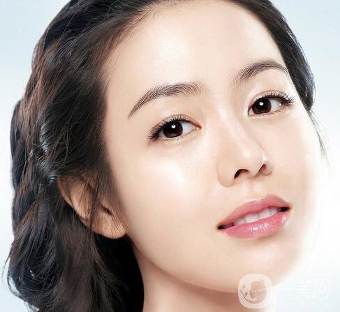 想做綜合隆鼻修復(fù) 它的手術(shù)價(jià)格是多少？