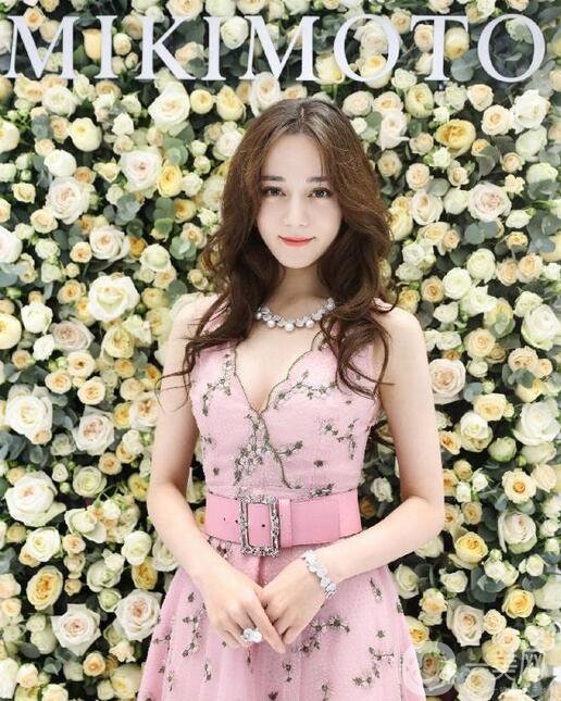 賈靜雯、迪麗熱巴的雙眼皮是不是割的 看了這個(gè)你就明白了