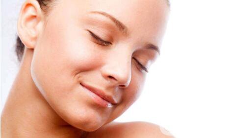 　　就拿常見的去法令紋來說，它的手術(shù)方式也分為了幾種，如：*去法令紋、自體脂肪去法令紋、玻尿酸去法令紋等等，同樣，對應(yīng)的項(xiàng)目價(jià)格也是不一樣的，*去法令紋的價(jià)格相對而言要較高一些，價(jià)格一般在2000-10000之間，玻尿酸去法令紋的價(jià)格在4000-10000之間，當(dāng)然以上的價(jià)格只供參考哦，因?yàn)閮r(jià)格也是根據(jù)醫(yī)院的情況和城市地區(qū)來定的。