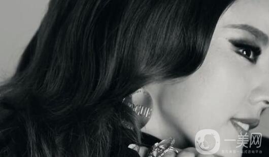 成為“韓國(guó)小姐”：整形手術(shù)與自信