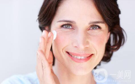 怎樣去皺紋眼部皺紋？哪種方式比較好？