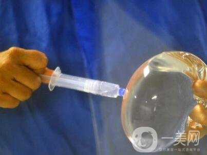 假體隆胸的技術(shù)目前已經(jīng)比較成熟，有些愛美的女士在胸部位置，想要借助假體，來擴(kuò)大胸部的*果。 為了讓自己能夠突出獨(dú)特象征的身材，想到的方法就是選擇進(jìn)行假體隆胸手術(shù)，通過做假體隆胸手術(shù)，可以讓我們擁有傲人的身姿。毛面隆胸假體外層有組紋，有種磨砂的手感，它的其在特點(diǎn)是可允許組織粘在表面，這樣*降低包膜縮小的可能，其中相對(duì)價(jià)格比其他的貴一些。