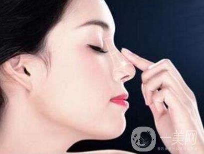  現(xiàn)在的女性大都愛美，都希望擁有白皙細(xì)膩的皮膚，但往往不受人自身的意志所控制，在臉上長出各種各樣或多或少的斑點(diǎn)。那么斑是怎么形成的呢？它的形成既有內(nèi)部原因也有外部因素的影響。當(dāng)一個(gè)人處于高壓力的狀態(tài)下，或新陳代謝較為緩慢，內(nèi)分泌失調(diào)，家族遺傳等因素都會(huì)形成色斑，外部原因諸如紫外線照射，不良的清潔習(xí)慣等都是生成色斑的因素。 在各種祛斑方式里。激光祛斑也成了多數(shù)深受其影響之人的選擇，那么做此選擇之人*為關(guān)心的問題就是激光祛斑好嗎？我們下面了解下激光祛斑。 激光祛斑的原理是細(xì)胞中的黑色素快速吸收激光后，產(chǎn)生極高的溫度，來粉碎氣化后的黑色素，*終被自身的吞噬細(xì)胞吞噬、清除，從而排出體外，激光祛斑就是用不同的激光在斑點(diǎn)部位透過表層皮膚直接作用于黑色素細(xì)胞，將其破壞排出。由于色斑種類不同，進(jìn)行的手術(shù)次數(shù)也不同。 不同波長的激光針對不同的色斑，產(chǎn)生的能量也各不相同，對疼痛的刺激也不盡相同，有的需要打麻藥或敷麻藥，有的則可直接進(jìn)行調(diào)節(jié)，視情況的不同或者患者自身實(shí)際需求做出相對應(yīng)的調(diào)節(jié)手術(shù)。 激光祛斑法是具有針對性的，相對更*一些。只有病變的細(xì)胞才會(huì)吸收與其相對應(yīng)的激光，而其余無斑點(diǎn)的皮膚是不會(huì)受損傷的，因而正常情況下激光祛斑是不會(huì)在皮膚上留疤痕的。先進(jìn)的激光技術(shù)還可以做到控制激光所到達(dá)的皮膚深度，脈沖可調(diào)節(jié)，從而能夠降低皮膚的損傷程度到*低程度。采用激光祛斑術(shù)后，不僅能清除面部斑點(diǎn)，同時(shí)光子具有嫩膚特性，利用這一特性還可改良膚質(zhì)，消除細(xì)小皺紋的作用。 但不得不說的是，任何手術(shù)都是有風(fēng)險(xiǎn)的，有可能會(huì)引發(fā)并發(fā)癥。建議愛美者選擇可靠的醫(yī)療機(jī)構(gòu)進(jìn)行祛斑手術(shù)，降低風(fēng)險(xiǎn)祛斑手術(shù)的*性。