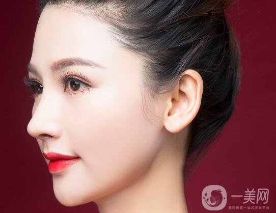 硅膠隆鼻取出后可以立即放入新的假體嗎?