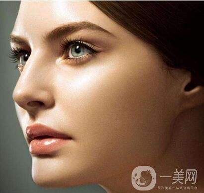 硅膠隆鼻取出后可以立即放入新的假體嗎?