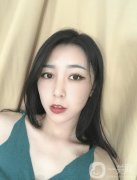 單眼皮的我看上去一點沒有神，我都閨蜜經(jīng)常說我該去做一個雙眼皮手術(shù)