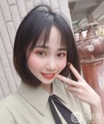 自從在醫(yī)院做了雙眼皮手術(shù)以后，身邊的朋友都說(shuō)我好像換了一張臉一樣