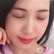 和醫(yī)生了解完之后，我就準(zhǔn)備要開(kāi)始手術(shù)啦，醫(yī)生根據(jù)我眼睛周?chē)囊恍┣闆r制