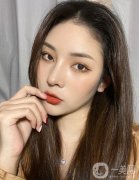 拉皮手術(shù)做完的時(shí)候，醫(yī)生也是叮囑了一些事項(xiàng)，整個(gè)頭飾又頭套包裹著的，不