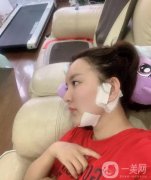 要說這種手術(shù)多少風(fēng)險會有的，所以自己選擇了一個特別專業(yè)的醫(yī)生，經(jīng)他手做