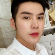 因為自己的鼻子不好看，說到這里，我的自尊心也很受傷，經(jīng)過長時間的心里斗