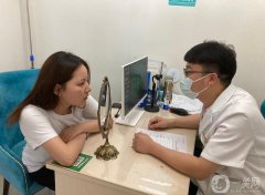 聽了醫(yī)生的建議后，我決定做面部吸脂手術(shù)