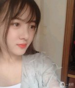 終于得到了夢(mèng)寐以求的雙眼皮手術(shù)，因?yàn)樵瓉淼碾p眼皮太薄，兩邊的雙眼皮太丑