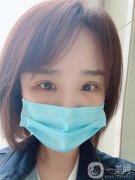 做完眼綜合手術(shù)，出了手術(shù)室，我就趕緊拍了一張照片