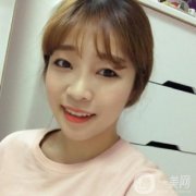 本人的皮膚還是嫩滑的，就是皮膚嚴(yán)重的下垂，使整個(gè)臉也是越來(lái)越老