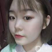 臉上的表皮特別的粗糙，好像連臉上的毛孔都能看得清晰