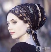 迷你絲巾與頭巾的新潮綁法，增添造型亮點