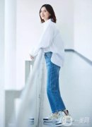 小花宋佳的夏日穿搭秘籍：白+藍(lán)的魅力與個性