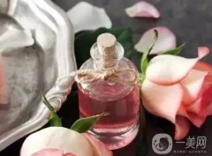 玫瑰精油滴肚臍：美容養(yǎng)顏、調(diào)理身體的好處