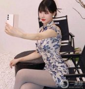 藍(lán)色短碎花旗袍與灰色襪子的韻味搭配，穿越時(shí)空的美麗印記