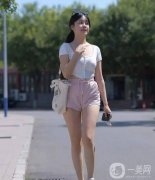夏日魔法穿搭：白色低胸開衫搭配粉色短褲，展現(xiàn)女性魅力