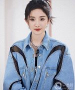 楊冪引領(lǐng)時(shí)尚潮流，靛藍(lán)穿搭展現(xiàn)獨(dú)特魅力