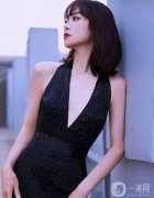 宋茜身著深V領(lǐng)裙展現(xiàn)性感高雅魅力，雨中漫步引爆全場(chǎng)焦點(diǎn)