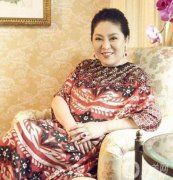 艷麗與花哨？不，向太展示了真正的貴婦穿搭