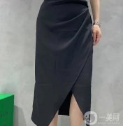 四十歲女性的優(yōu)雅之選：半身裙的時(shí)尚搭配與氣質(zhì)展現(xiàn)