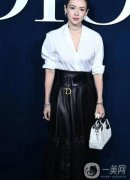 白襯衫與黑色皮裙：時尚界的永恒經(jīng)典組合