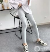 踩腳打底褲與短襪的時(shí)尚搭配方法