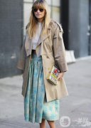 長(zhǎng)外套+裙子：深秋時(shí)髦的搭配