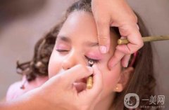 兒童化妝技巧：從清潔到唇妝的指南