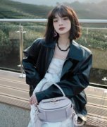 穿上這款皮夾克，讓你成為冬日的時尚先鋒!