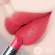 干燥嘴唇適合啞光還是絲絨?了解兩者的差異與選擇