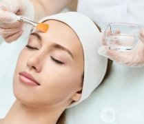 自刷酸風靡背后的醫(yī)療風險：刷酸并非皮膚改良的萬靈藥