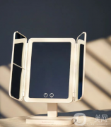 ＂云上科技坊：挑選化妝鏡、梳子、護膚品和暖心禮物的指南＂