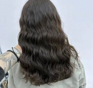 全頭燙長(zhǎng)卷發(fā)：打造時(shí)尚自信的小臉神器