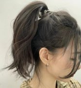 秋日穿搭與發(fā)型：高馬尾與時(shí)尚的結(jié)合